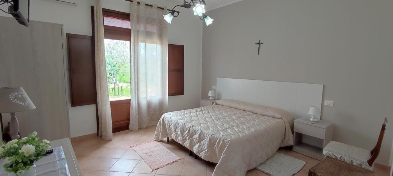 Bed and Breakfast Casolare Nelle Saline Торре-Нубия Экстерьер фото
