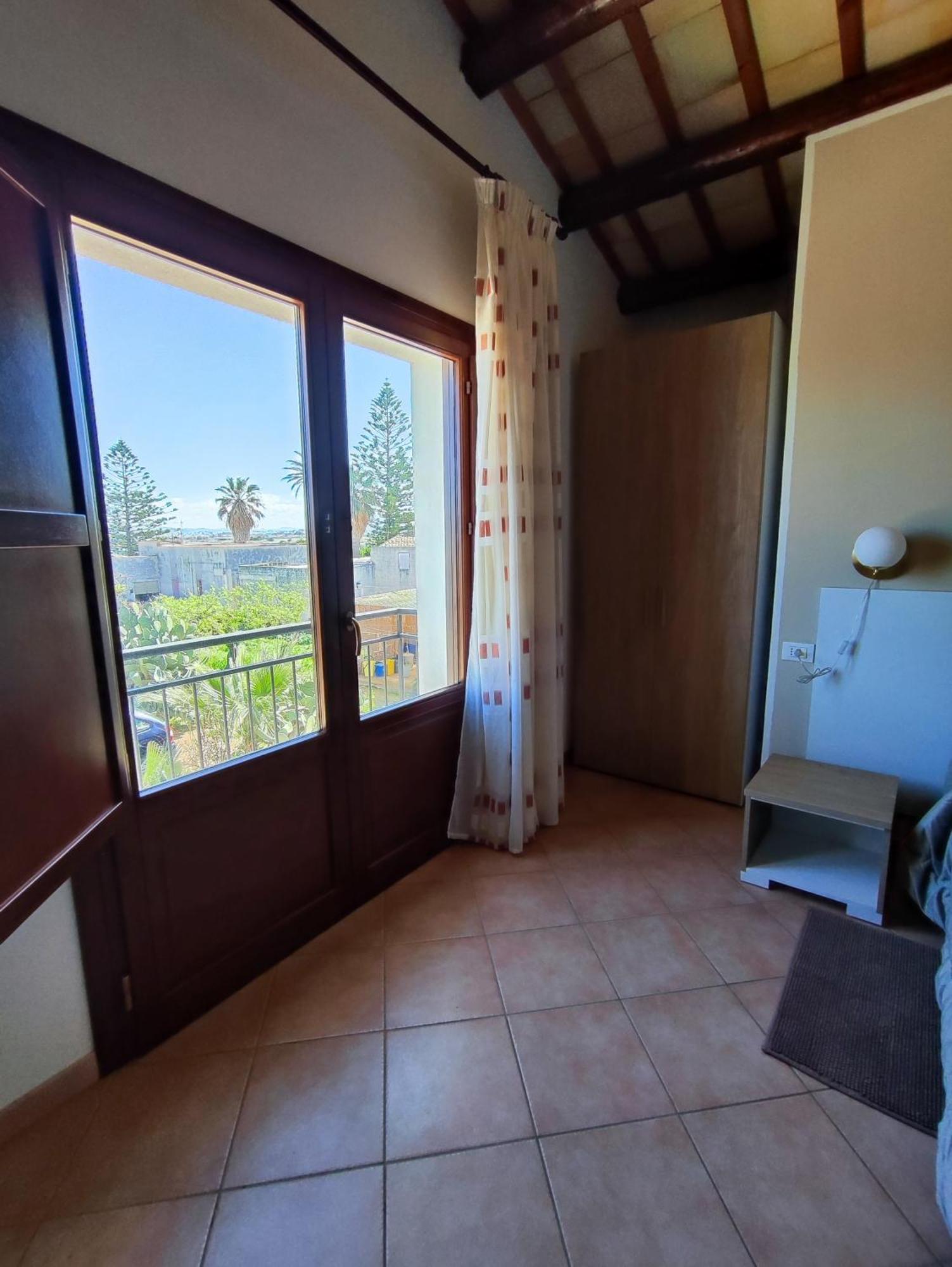 Bed and Breakfast Casolare Nelle Saline Торре-Нубия Экстерьер фото