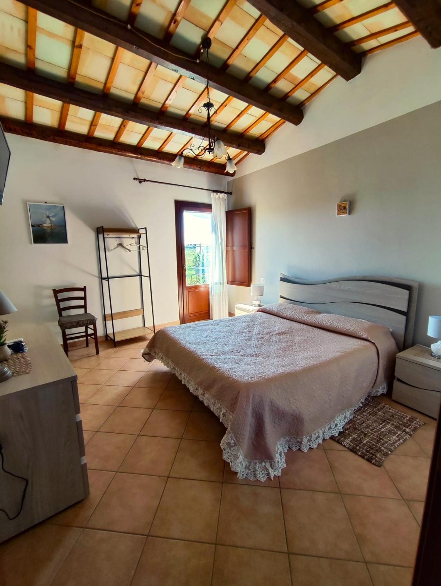 Bed and Breakfast Casolare Nelle Saline Торре-Нубия Экстерьер фото